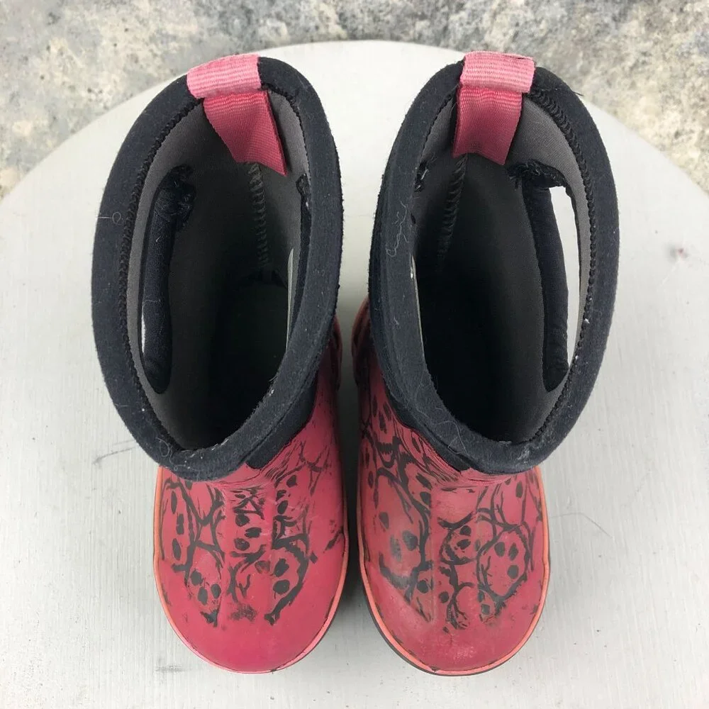 Bogs Infants Size 7 Classic Skulls Red Black Closed Toe PullOn Winter Boots FAIR